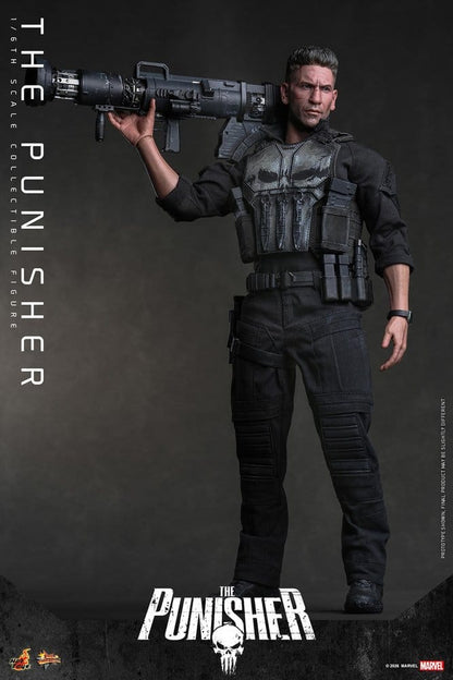 Figurine Marvel The Punisher 1/6 de 31 cm par Hot Toys, détail précis du personnage en pose dynamique.