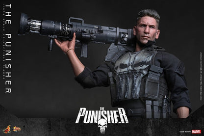 Figurine Marvel The Punisher de 31 cm par Hot Toys, pose détaillée et costume emblématique, vue de face.
