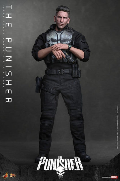Figurine Marvel The Punisher 1/6 de 31 cm par Hot Toys, personnage en costume noir avec armes, vue de face.