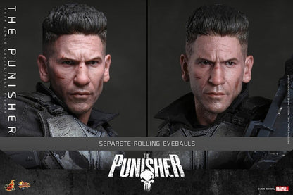 Figurine Hot Toys The Punisher 1/6, 31 cm, détaillée avec costume noir et accessoires, vue en gros plan sur la figurine.