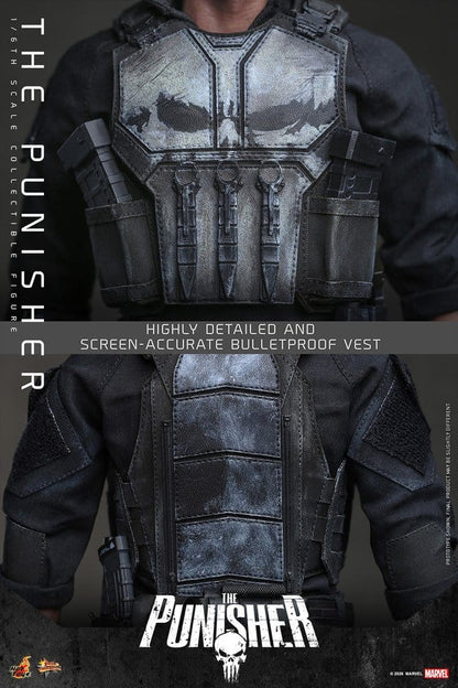Figurine Marvel The Punisher de 31 cm de Hot Toys, pose détaillée avec armure et arme à la main.