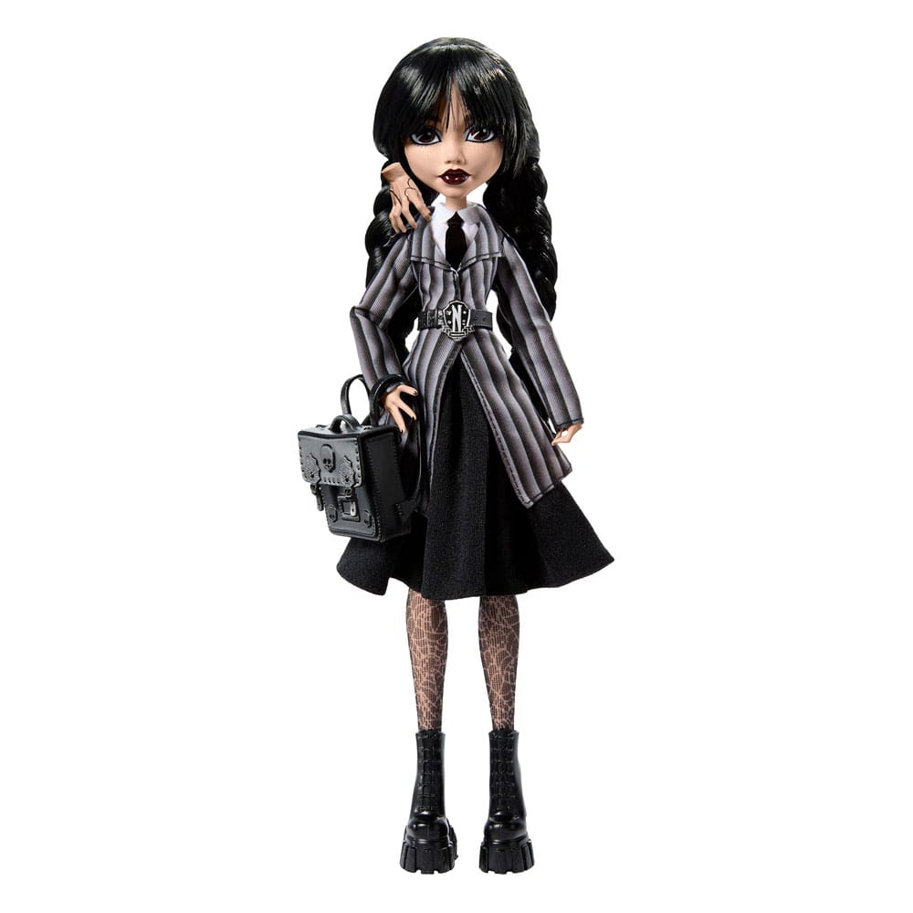 Poupée Monster High x Wednesday Addams de Mattel, personnage avec vêtements sombres et cheveux noirs, en pose debout.