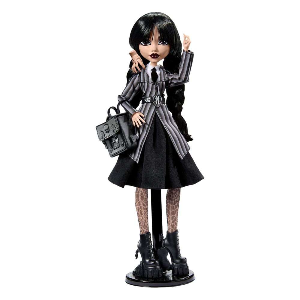 Poupée Monster High x Wednesday Addams de Mattel, détail du visage et costume sombre, collection de poupées effrayantes et élégantes.
