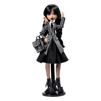 Poupée Monster High x Wednesday Addams de Mattel, détail de la poupée Wednesday avec sa tenue sombre et ses cheveux noirs.