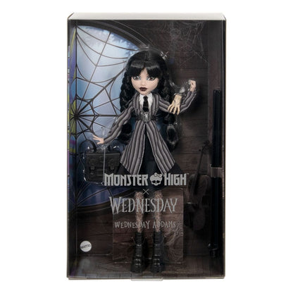 Poupée Monster High x Wednesday Addams de Mattel, représentant le personnage avec vêtements sombres et cheveux noirs.