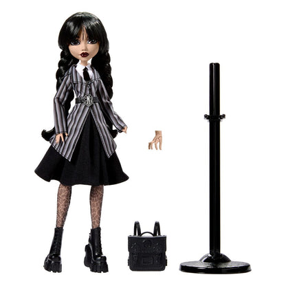 Poupée Monster High x Wednesday Addams de Mattel, détail de la figurine avec vêtements noirs et expression sombre.