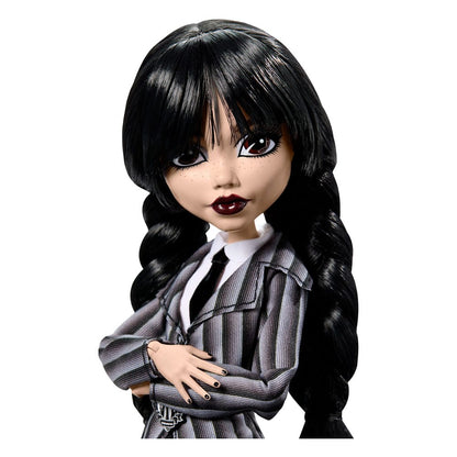 Poupée Monster High x Wednesday Addams de Mattel, figurine de Wednesday avec vêtements sombres et expression mystérieuse.