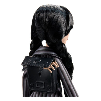 Poupée Monster High x Wednesday Addams de Mattel avec vêtements noirs et cheveux longs, costume emblématique de Wednesday.