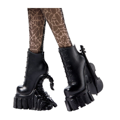 Poupée Monster High x Wednesday Addams de Mattel, personnage avec tenue sombre et expression caractéristique, vue de face.