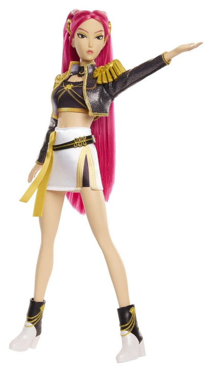 Poupée chantante KPop Demon Hunters HUNTR/X Mira « Golden » de Mattel, détail de la poupée avec tenue dorée et expression expressive.