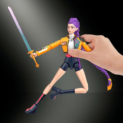 Figurine KPop Demon Hunters HUNTR/X Rumi de 15 cm par Mattel, personnage avec détails colorés et posture dynamique.