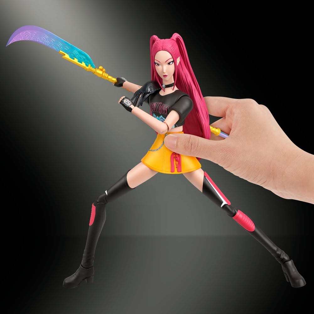 Figurine KPop Demon Hunters HUNTR/X Mira de 15 cm de la marque Mattel, pose détaillée sur fond neutre.
