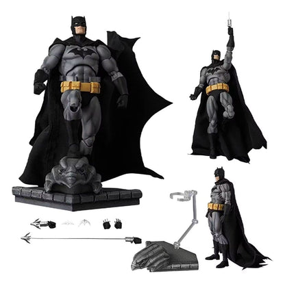 Figurine Batman Hush de 16 cm de Medicom Toys, version noire, détail précis, pose dynamique, collection de figurines Batman.