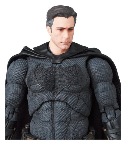 Figurine Batman Zack Snyder's Justice League de 16 cm de Medicom Toys, détail précis de la figurine de Batman en pose dynamique.