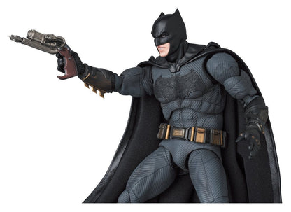 Figurine Batman MAFEX de 16 cm de Justice League de Zack Snyder, déguisement noir avec cape et accessoires détaillés.