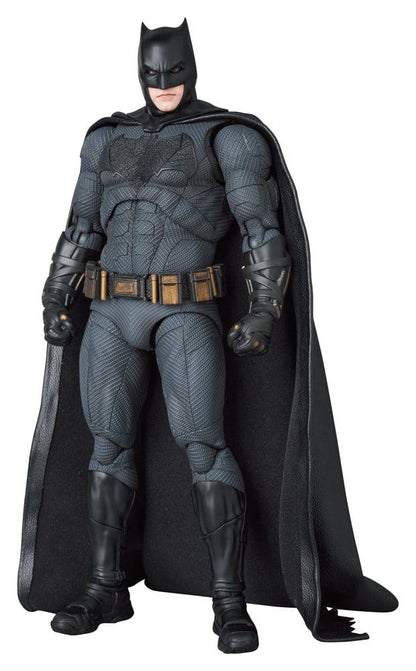 Figurine Batman Zack Snyder's Justice League de 16 cm, marque Medicom Toys, pose détaillée et costume noir avec cape.
