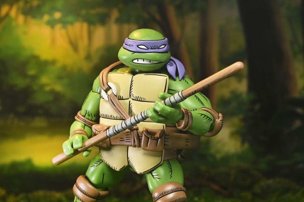 Figurine NECA TMNT x Usagi Yojimbo Donatello ultime de 18 cm, version comic, détail précis et pose dynamique.