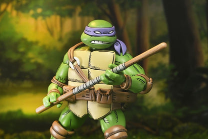 Figurine NECA TMNT x Usagi Yojimbo Donatello ultime de 18 cm, version comic, détail précis et pose dynamique.