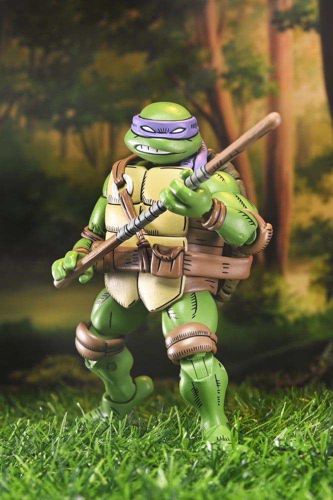Figurine NECA TMNT x Usagi Yojimbo Ultimate Donatello de 18 cm, personnage de bande dessinée, pose détaillée et colorée.