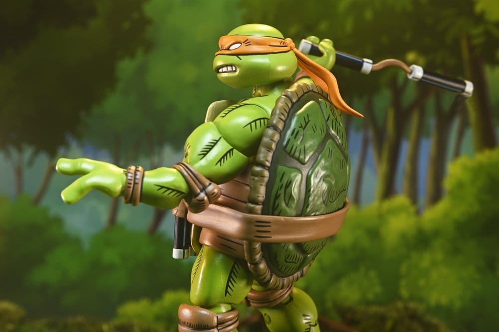 Figurine NECA Michelangelo TMT x Usagi Yojimbo version Comic, 18 cm, personnage de ninja turtle avec détails colorés et pose dynamique.