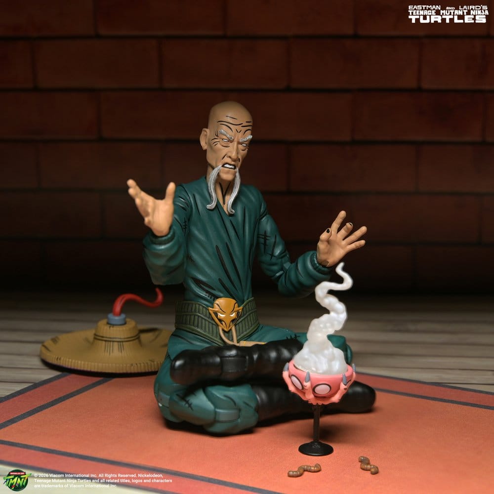Figurine Neca des Tortues Ninja adolescentes Mirage Comics Foot Mystic Mashima, 18 cm, avec détails colorés et pose dynamique.